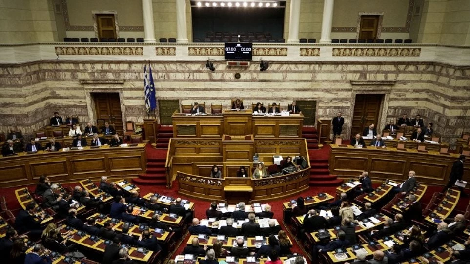 «Ναι» στον Προϋπολογισμό με 154 ψήφους υπέρ και 143 κατά – Εκτός από την κυβέρνηση υπέρ και ο Σαρίδης